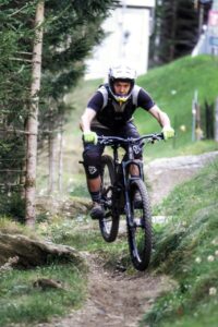 Eine Person am Mountainbike